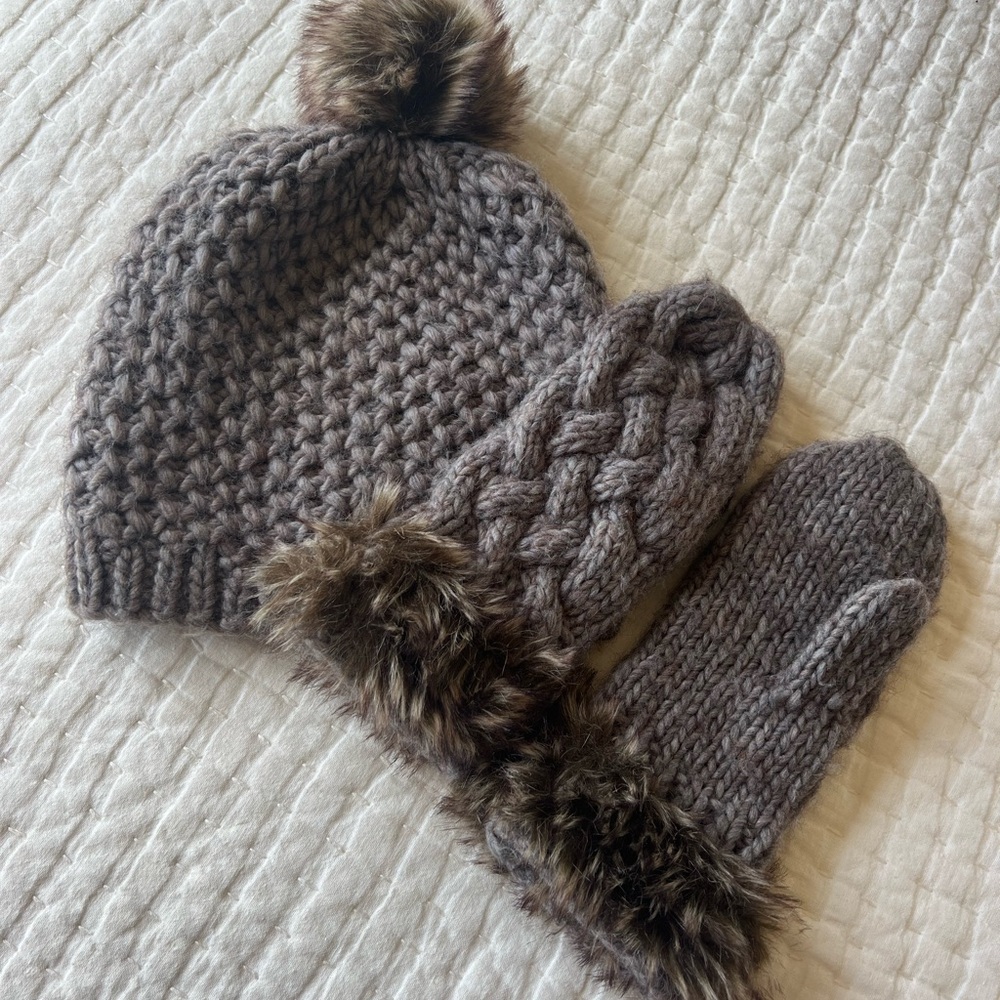 Vincent Pradier Winter Hat and Gloves - Taupe